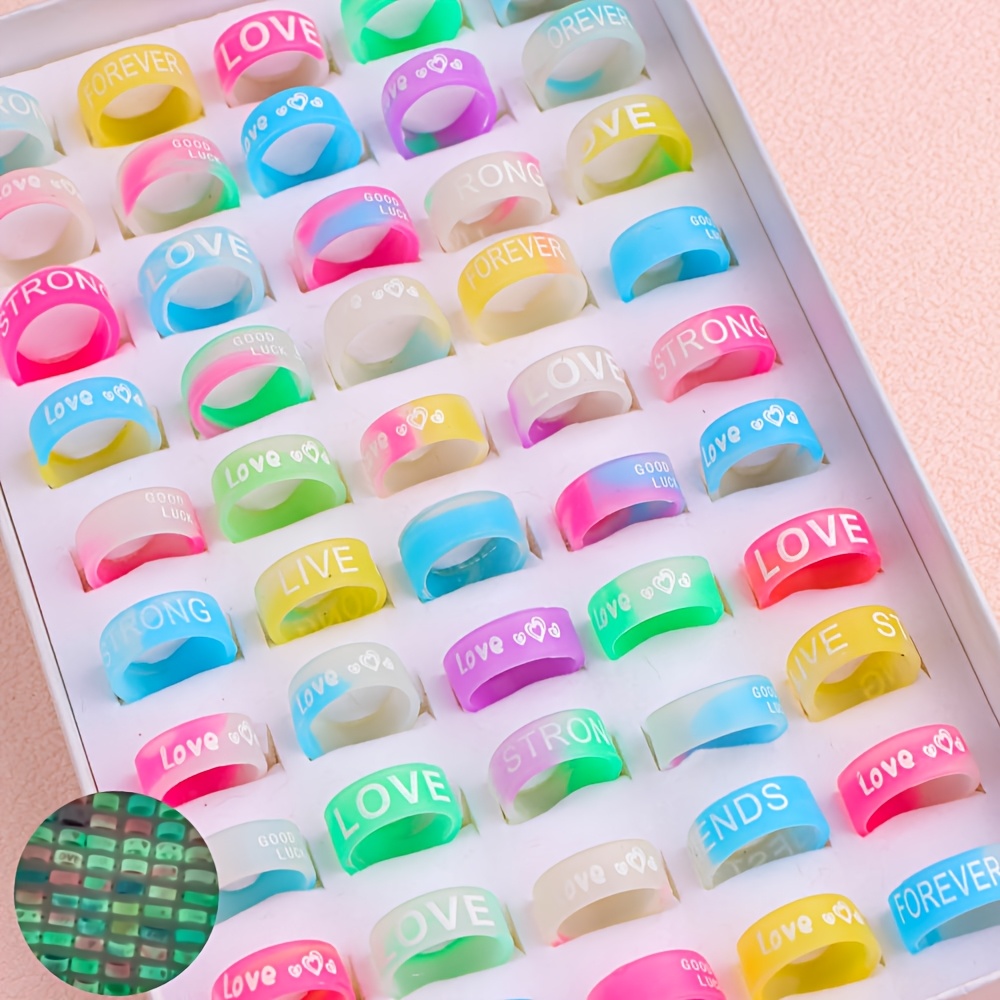 E-shop Ein Set aus 50 stylischen und einfachen, farbenfrohen, elastischen, im Dunkeln leuchtenden Silikonringen, geeignet für Teenager und Jugendliche,