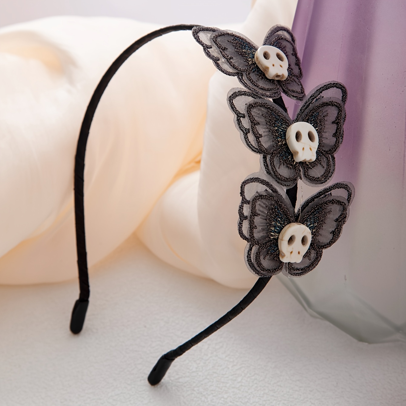 

1 Y2k-inspired Skull Headband - Chic & Resin Hair Accessory With Glittery Detail, Halloween & For Women And Girls