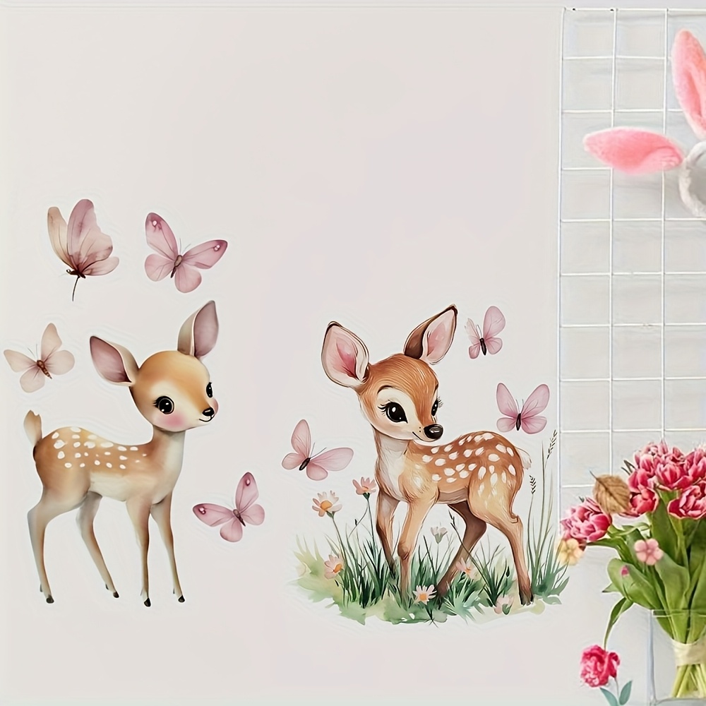 E-shop Niedliche kleine Hirsch- und Schmetterlings-PVC-Selbstklebe-Wandkunst - Mit einem bezaubernden Hirsch, rosa Schmetterlingen und floralen