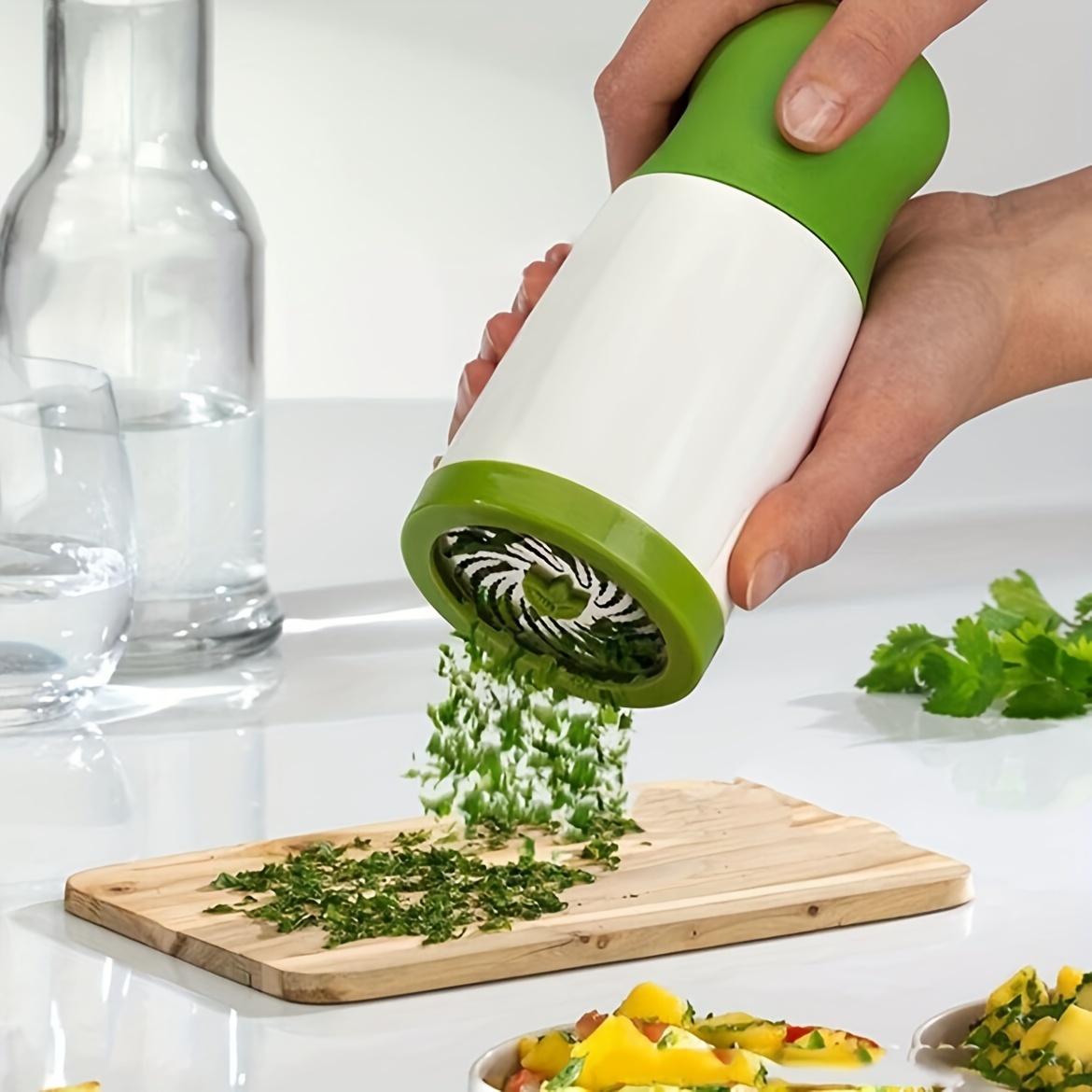 

Spice And Seasoning Grinder, Garlic Grinder, Grinder, Spice Grinder Suitable For Picnics, Camping, Family Gatherings, Kitchen Use