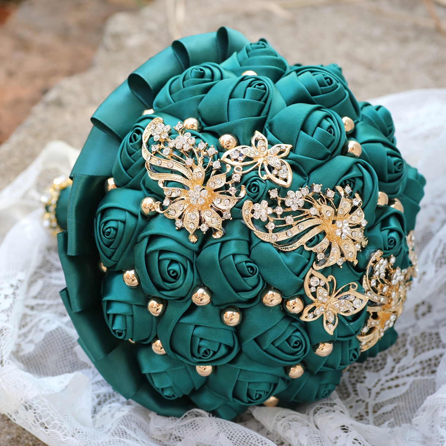   kuyov qizlar uchun buket boy qizil shokoladli güllar, kristal va marjon aksessuarlari bilan to'ldirilgan to'y to'ylari tafsilotlari 7