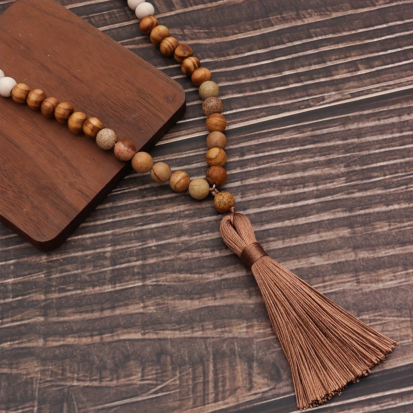 E-shop Eine elegante, lange Halskette im Boho-Stil für Damen, hergestellt aus Holzperlen, mit einem hochwertigen ethnischen Flair, vielseitig für