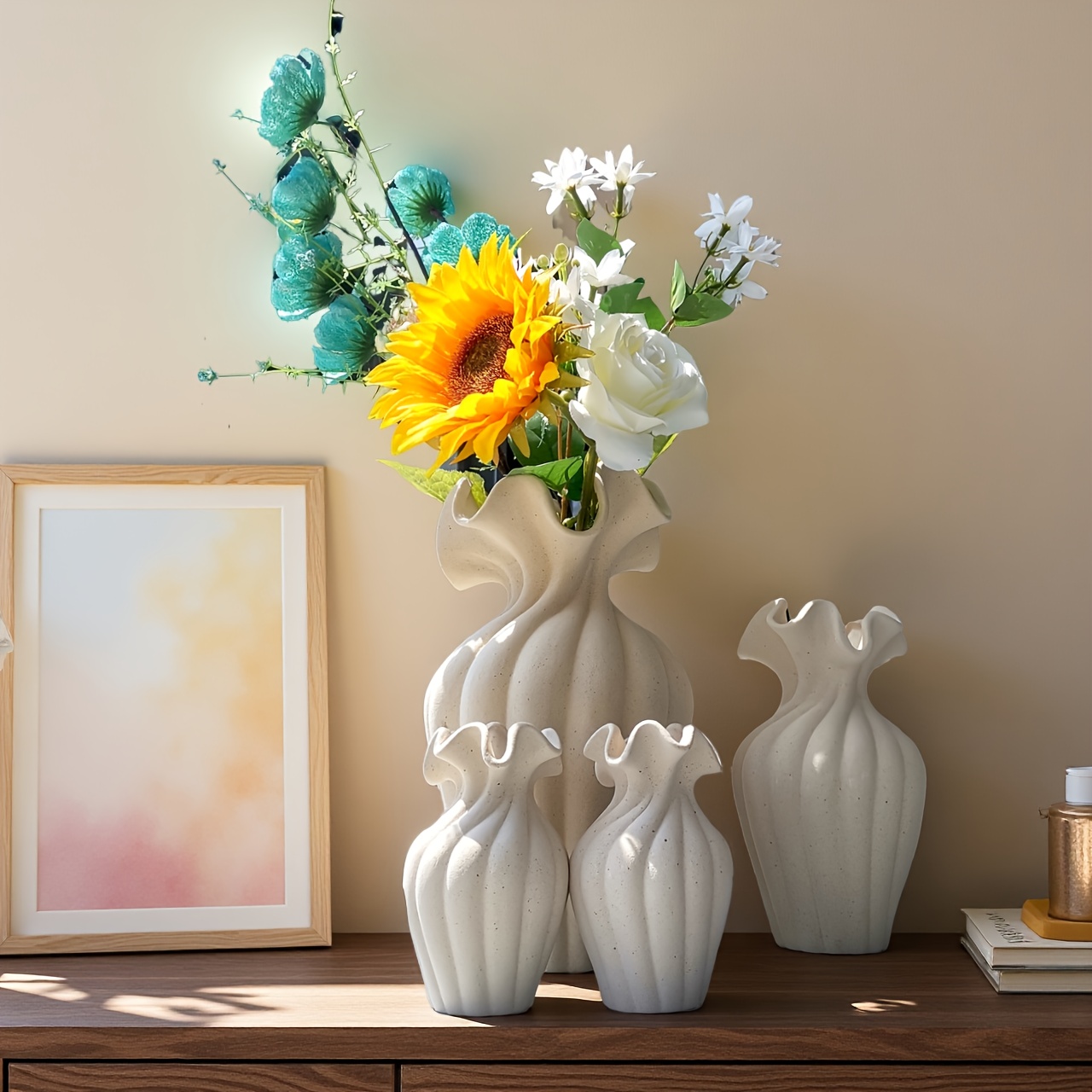 Eine große beige Keramikvase / Eine große weiße Vase / * Set Keramikvasen bestehend aus einer mittelgroßen beigen Vase zwei kleinen beigen Vasen, dekorative Flaschen. Das Set enthält * großes * * 