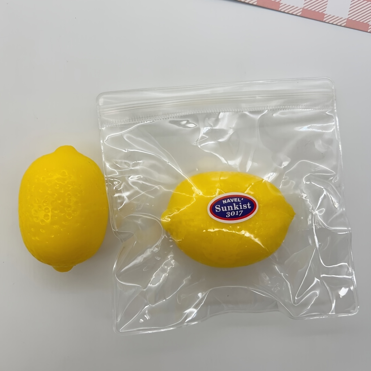 

1 Pack And 2 Pack Packaging Of The Most Hot Lemon Fruit Fluid Extractor, Rubber Material Is And Extractor