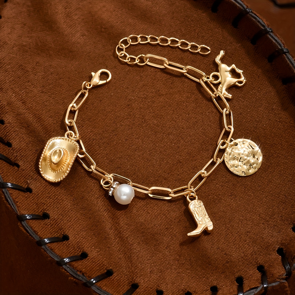 TEMU 1pc Pulsera de dije de sombrero y botas de vaquero de temática - Joyería de cadena de perla irregular de inspiración dijes de aleación de ,