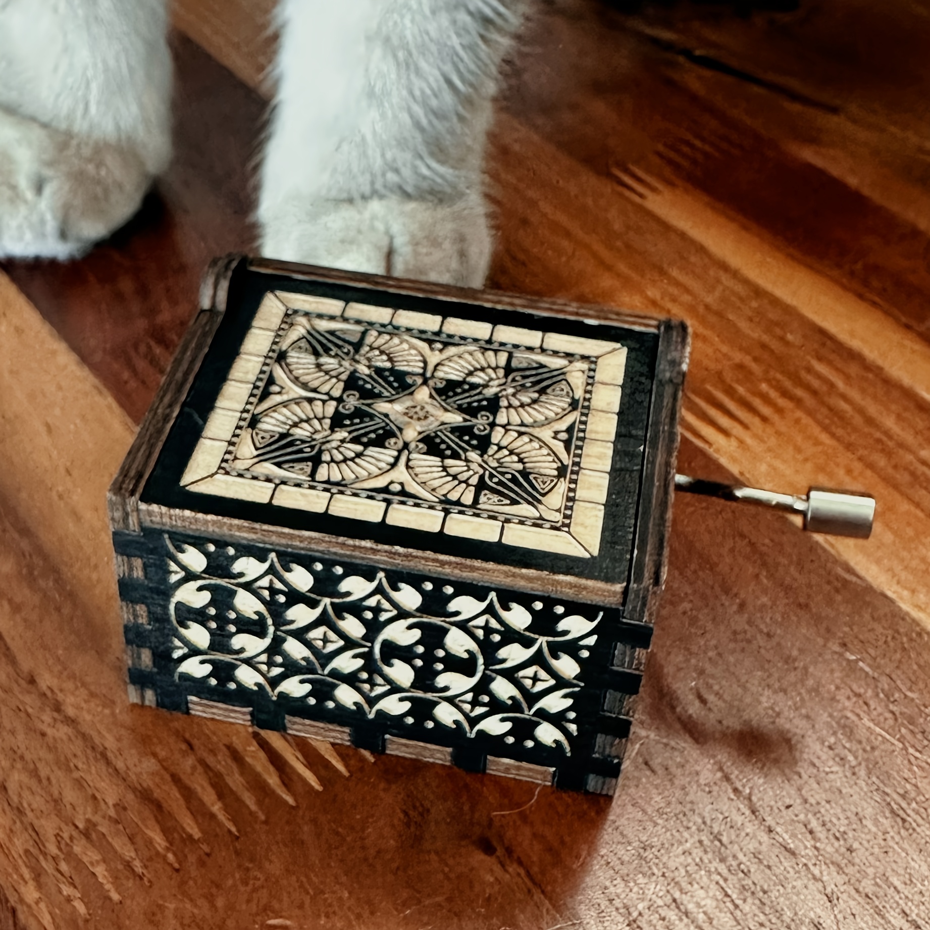 

Vintage Hand-cranked Wood Music Box, Intricate Carvings, Mechanical , With No Electricity Needed, For New Year And Birthday Gifts