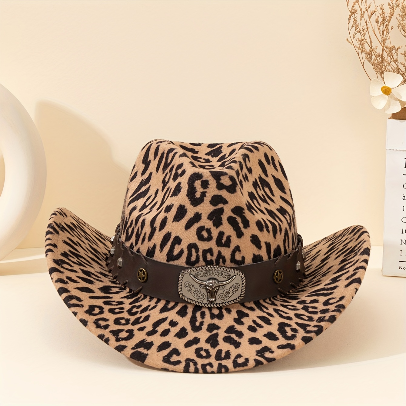 E-shop Ein Western Cowboy Hut mit Leopardenmuster und einem abnehmbaren Stierkopf-Ornament, ideal für Outdoor-Abenteuer und den täglichen Gebrauch