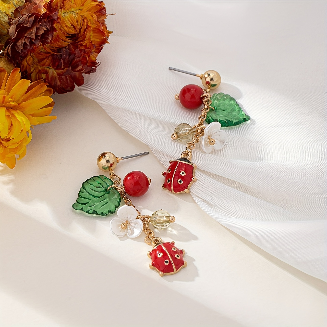 E-shop Ein Paar dopaminfördernde Ohrringe mit Waldmotiv für Frühling/Sommer, mit Tieren, Pflanzen, roten , grünen Blättern, weißen kleinen Blumen,