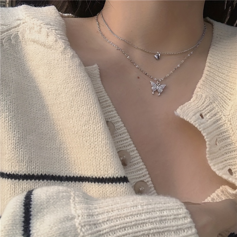 Collar de Mariposa Doble Capa para Mujeres - Elegante, Cadena de Acero Inoxidable con Detalles, Diseño Minimalista y Ligero para Uso Diario y Fiestas, Idea de Regalo para San Valentín, Joyería de Mariposas, Accesorio Especial para Ocasiones, Detalle de Cadena Retorcida, Complemento Refinado