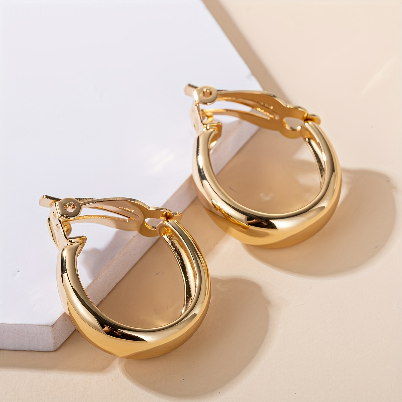 E-shop Neues Paar eleganter und einfacher natürlicher Stil männliche und weibliche Creolen, kein Piercing erforderlich, geeignet für Reisen und Partys,