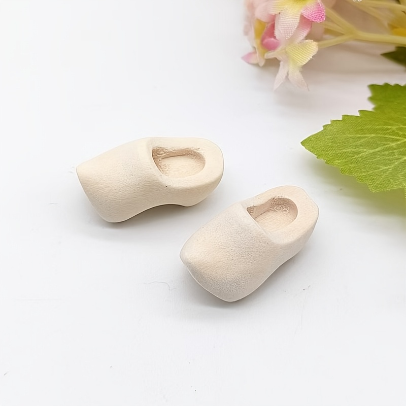 

1 Paire de Mini Chaussures en Bois Artisanales pour Maisons de Poupées - Rustique, Design Détail, Idéal pour Scènes d'Hiver/Noël, Piles, Miniatures de Maison de Poupée