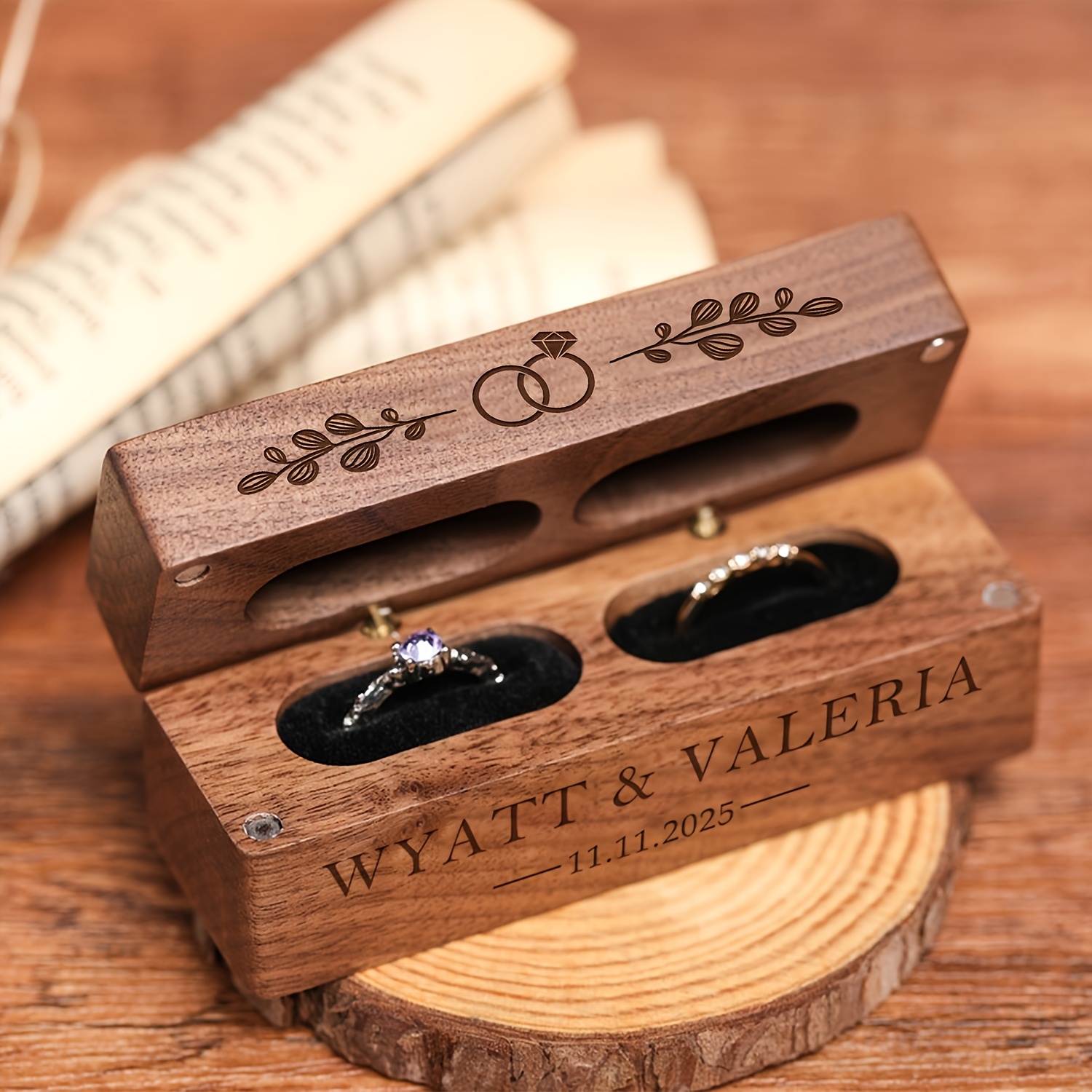 1 kos Personalizirana Gravirana Škatlica za Prstane iz Orehovega Lesa č Magnetno Zapiranje, Eleganten Cvetlični Dizajn, Personalizirano Ime &