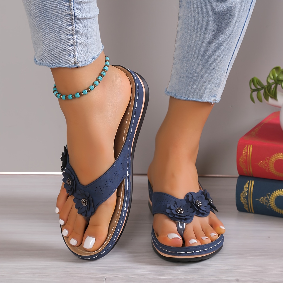 Women's Summer Thick-soled Split Flower Slippers White Women with Floral Decoration Sole Hand-sewn Lightweight Comfortable Fashion Sweet Elegant New Style Wedge Heel Thick Soles High Quality Platform Clog Slippers Zhuocai
