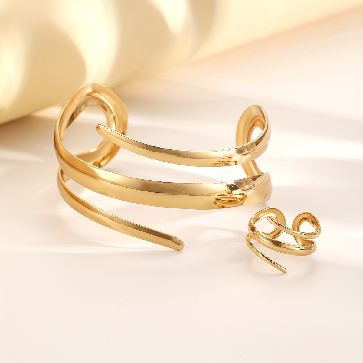 E-shop Europäische und Amerikanische Mode Einfacher Temperament Persönlichkeit Goldene Hohle Edelstahl Linie Gebogene Dreischichtige Umwickelt Offenes