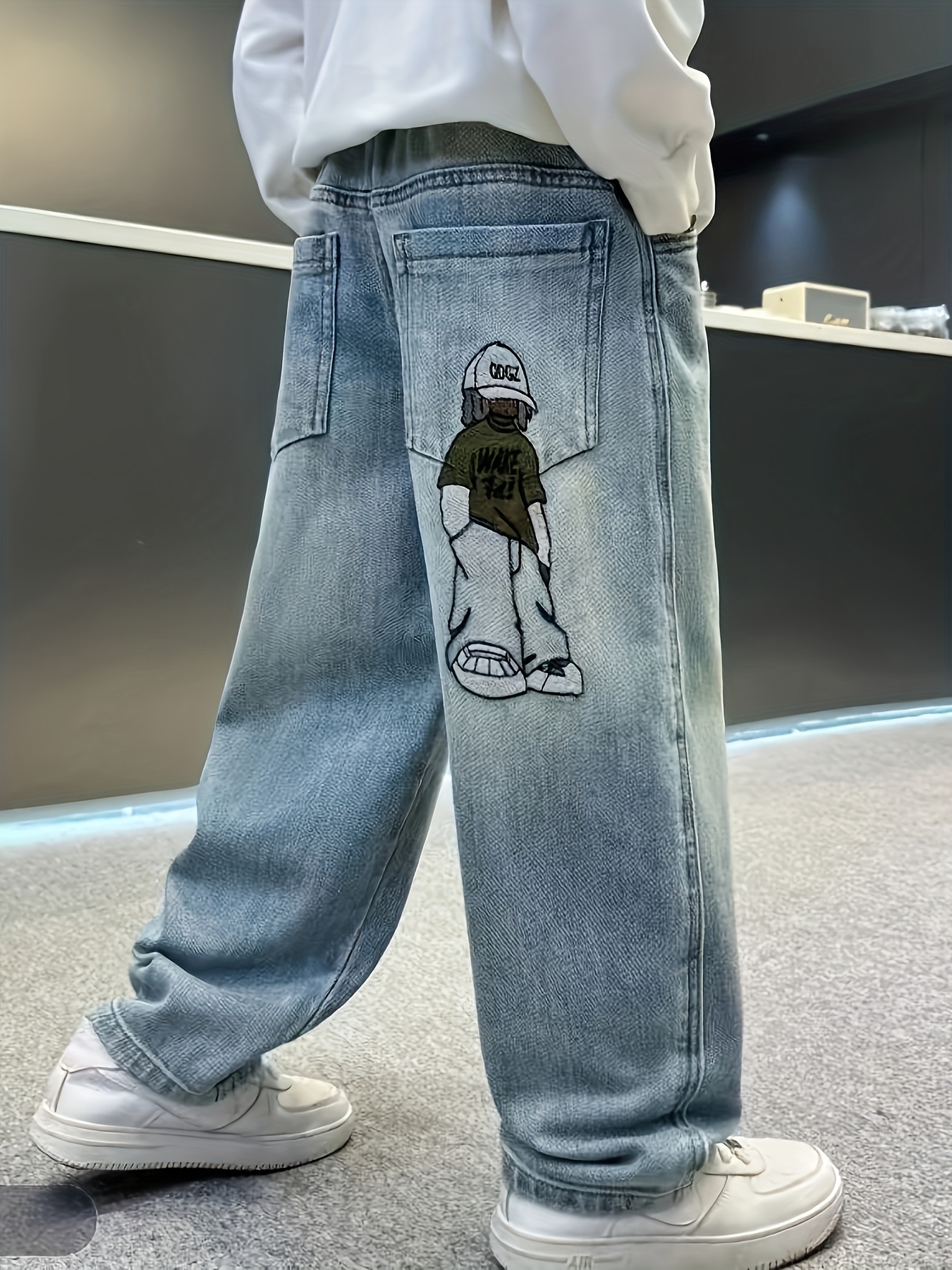 chłopięce luźne prostokątne dżinsy z haftowanym grafikiem -   na każdą porę  , elastyczny pas, styl casual streetwear, idealne do zabawy na świeżym powietrzu i codziennego  , codzienne dżinsy dla młodych | moda streetwear | wygodny krój