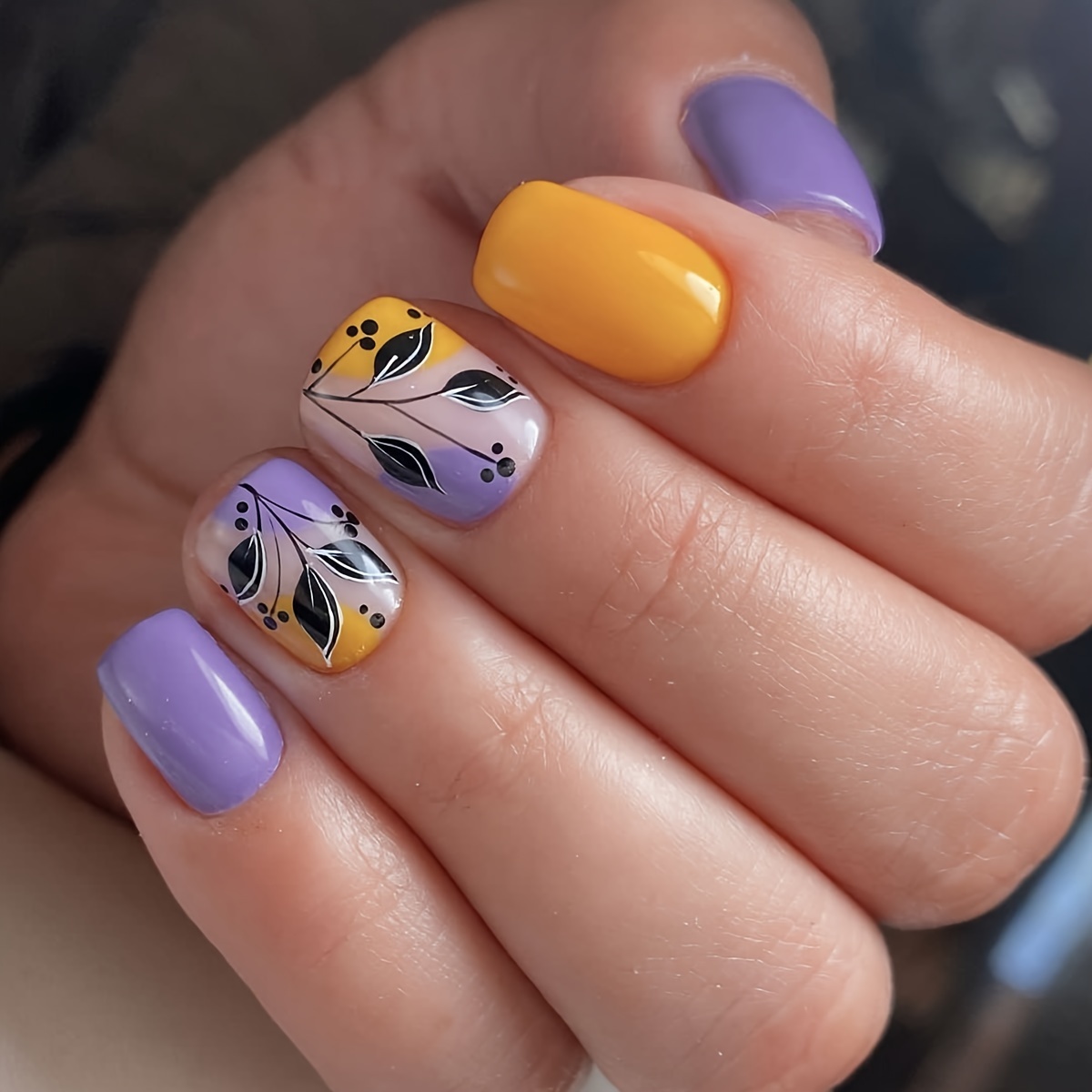 ネイルチップ 紫×黄 ダーク ロングポイント 24 ピースの紫と黄色の花柄ショート ネイルチップ 光沢仕上げ ゼリー