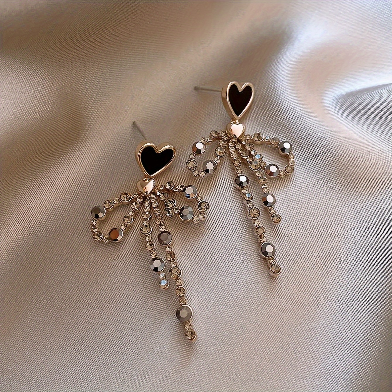 Image of 1 Pair Of High-end Bohemian Style Lightweight Luxury Elegant Fashion Women's Earrings With Heart Bow , Suitable For Daily Commuting, Parties, Banquets, Vacations And Occasions