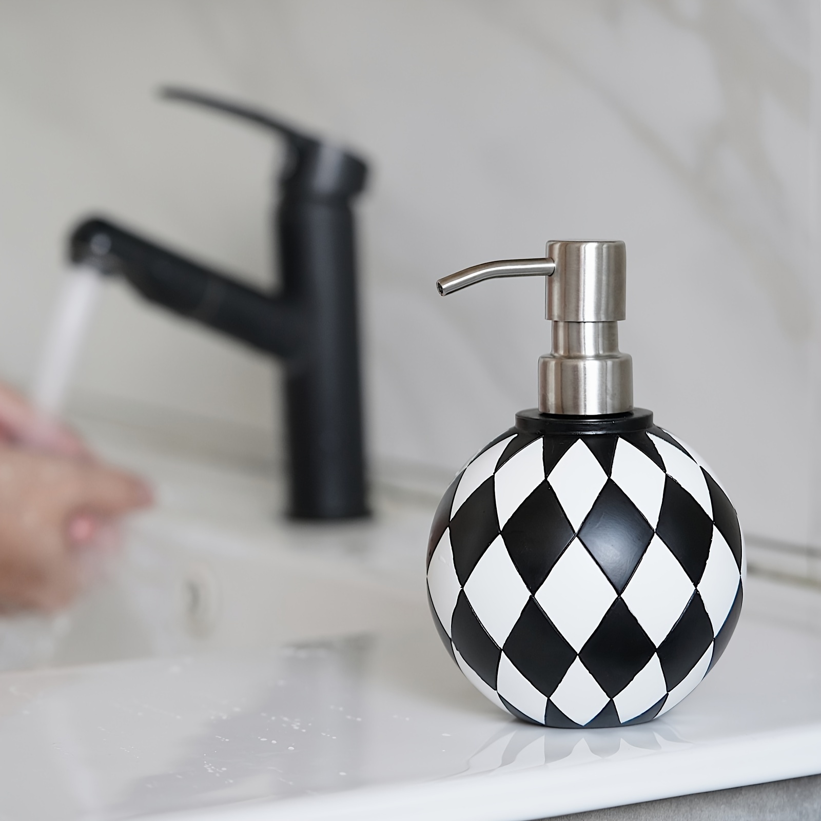 

1pc White Checkerboard Soap Dispenser, Kitchen Home Bathroom Liquid Bottle Sub-packaging Bottle, Bath Bottle