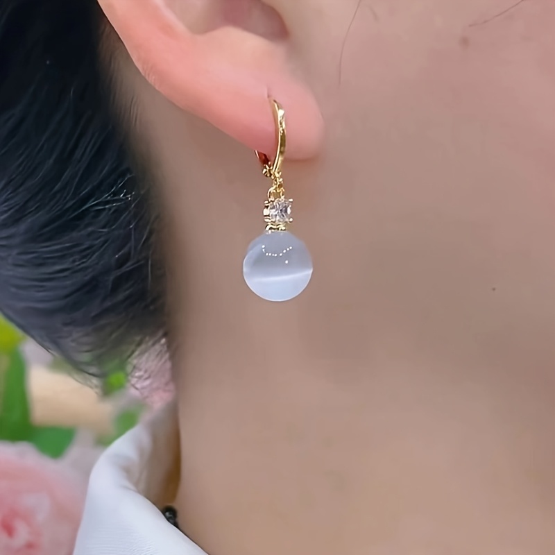 Un par de elegantes aretes para el verano