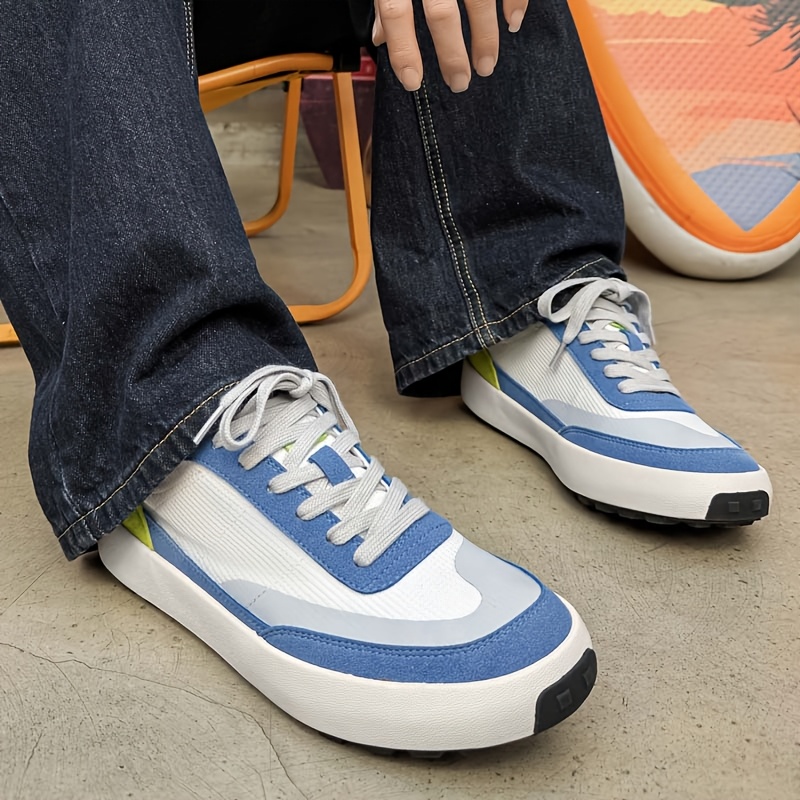 Nuevas zapatillas de skate de caña baja para hombre, estilo urbano de verano con bloques de color, diseño de contraste blanco-azul-verde, parte superior de lona transpirable, suela suave, zapatillas urbanas versátiles para atuendo casual y fotografía callejera