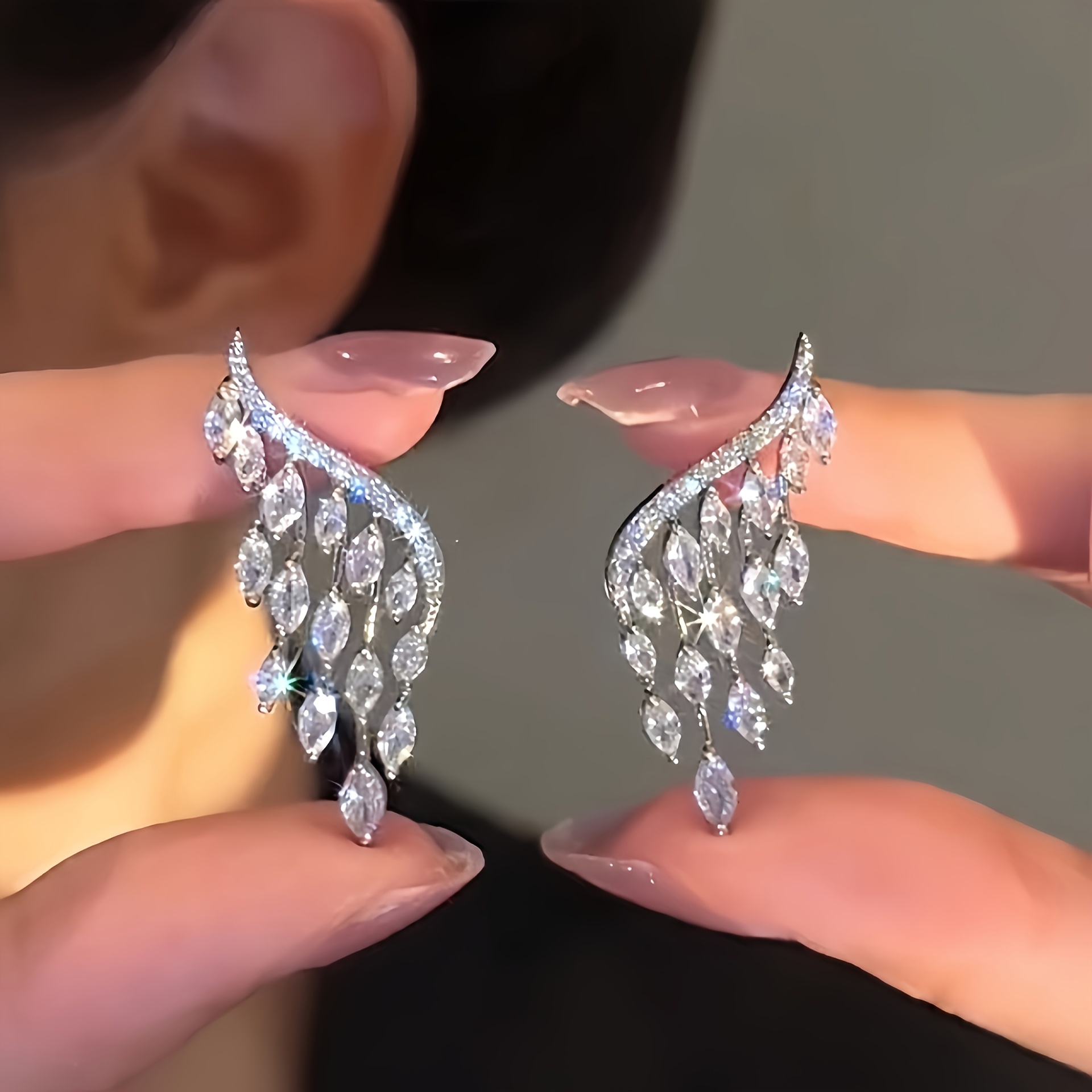 TEMU Une paire de boucles d'oreilles exquises et délicates avec pompon et aile en œil de cheval, élégantes et luxueuses, adaptées de banquets, fêtes,