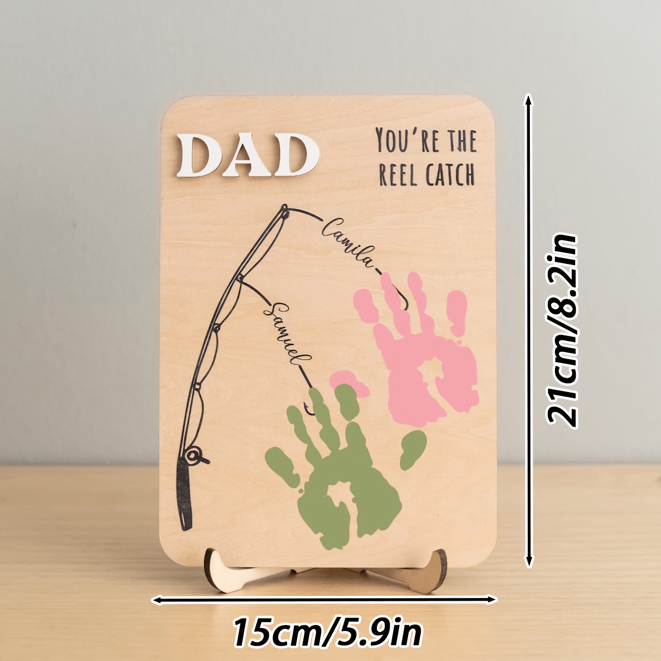 E-shop Personalisiertes Holzschild mit Angelmotiv, passend für Papa – Individueller Name/Text & Angelschnur, Holz-Tischdekoration mit