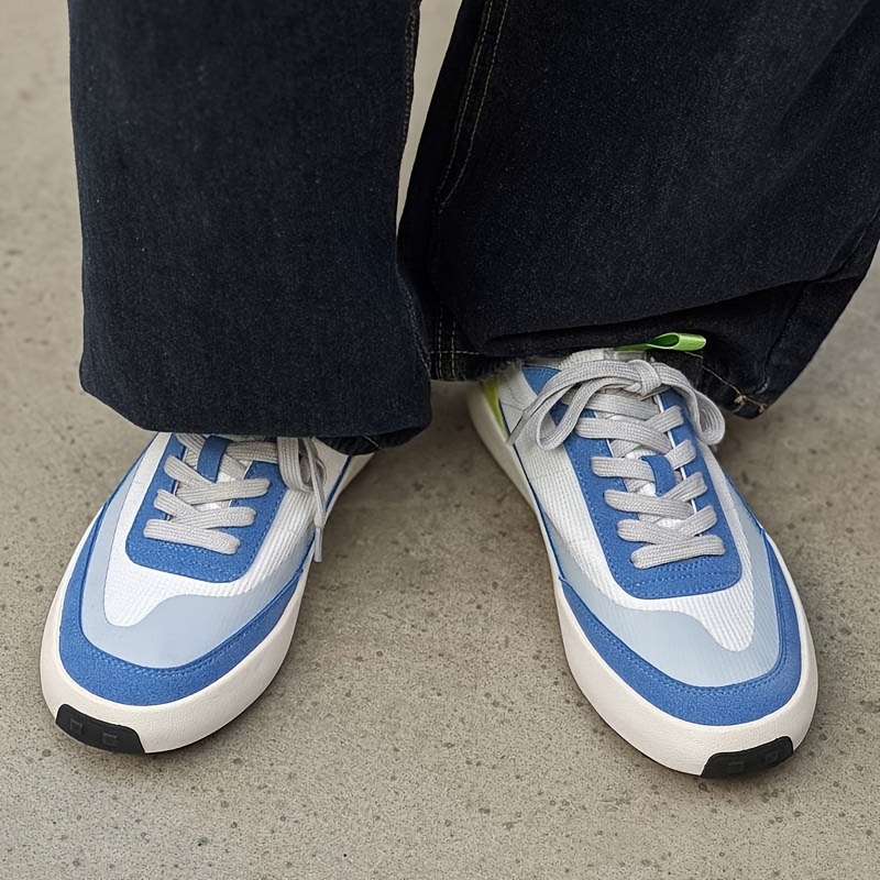 Nuevas zapatillas de skate de caña baja para hombre, estilo urbano de verano con bloques de color, diseño de contraste blanco-azul-verde, parte superior de lona transpirable, suela suave, zapatillas urbanas versátiles para atuendo casual y fotografía callejera