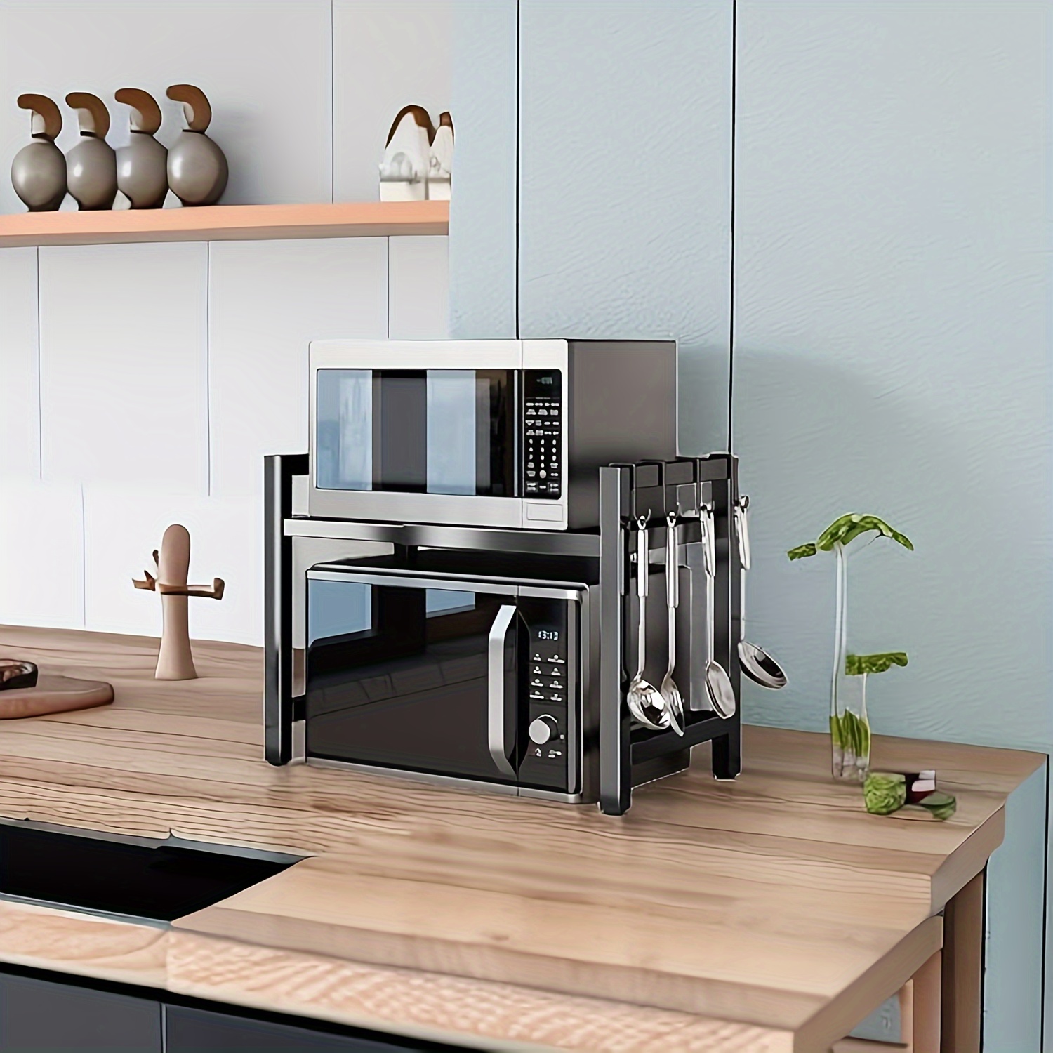 Étagère Micro-ondes Extensible, Étagère Micro-ondes à 2 Niveaux avec 3 Serviettes, 5 Crochets, Support pour Bâtonnets et Support de Planche à Découper, Organisateur de Cuisine, Support de Cuisson Micro-ondes, Plan de Travail, Extensible 40-64 Cm (Noir, Blanc)