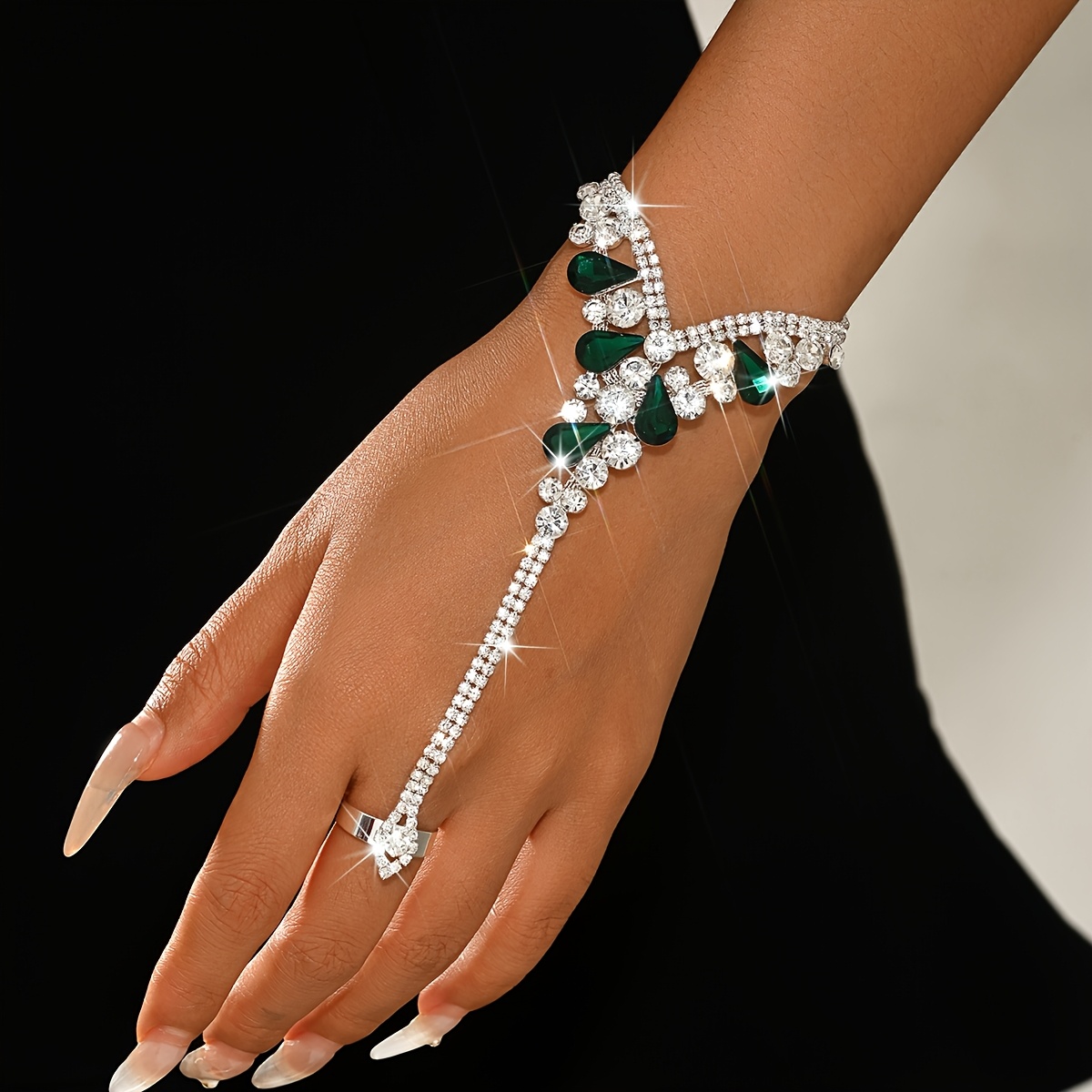 1 pç Pulseira de Corrente para as Costas da Mão Feminina, com Anel e Cristais Verdes em Forma de Lágrima, Cobre com Incrustações de Cristais, Ideal para Casamentos, Jantares de Gala e Bailes