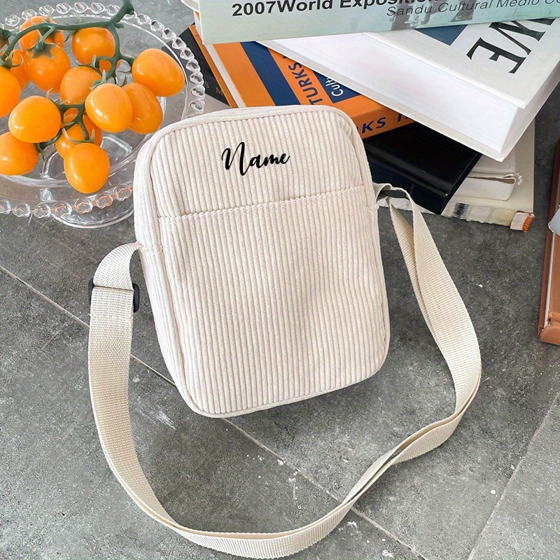 E-shop Crossbody-Tasche mit personalisierbarem Namen Nachricht, einfarbiges Cordmaterial, Reißverschluss, verstellbarer Schulterriemen, lässig