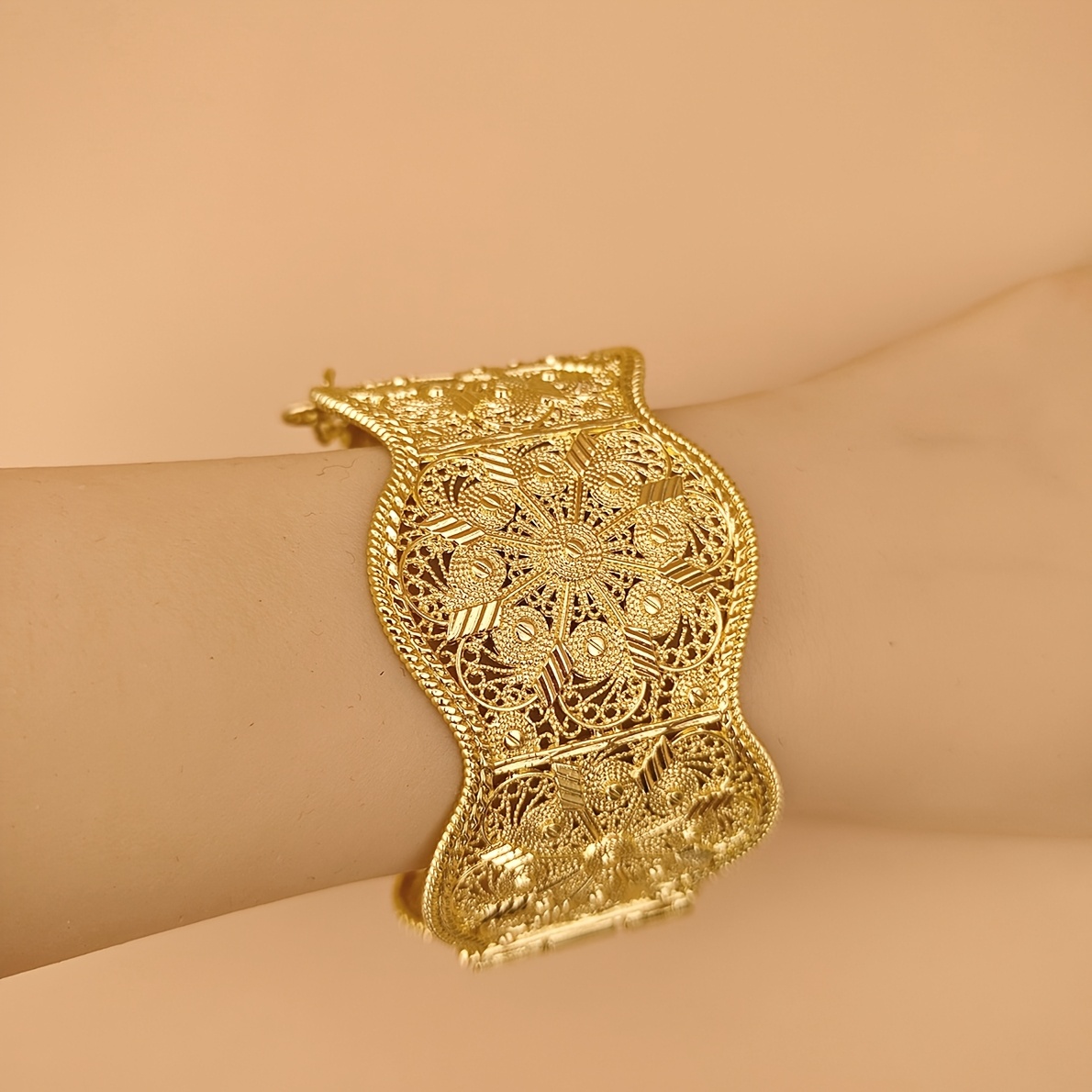 Image of 1pc Women's Fashion Open Bangle, Wave-shaped Alloy Hollow-out Design, Suitable For Bridal Weddings, , And Middle Eastern Accessories