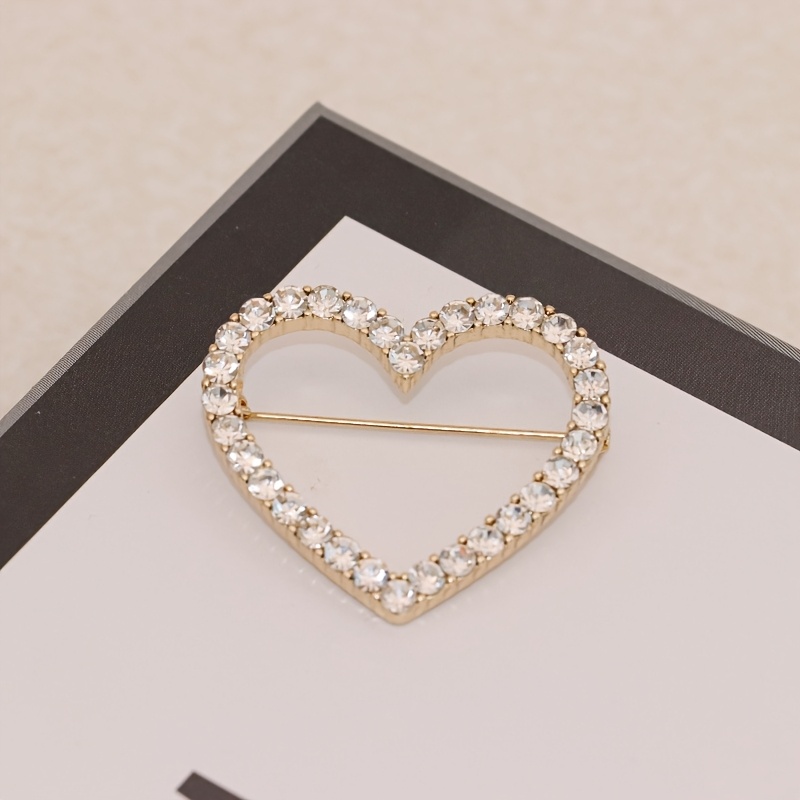 E-shop Ein herzförmiger Damenmode-Broschen vollständig mit Strasssteinen verziert, für den , , Partys als ideales Valentinstagsgeschenk