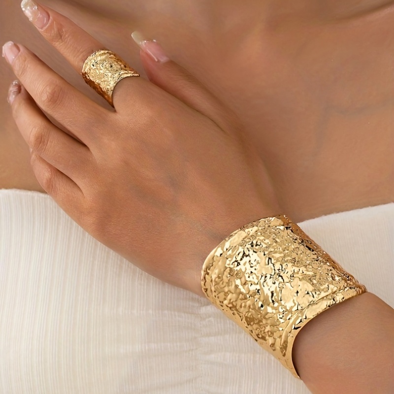 E-shop Gehämmertes Schmuckset für Damen, Breites Goldfarbenes Armband & Ring, 2-teiliges Minimalistisches Set, Verstellbares Gehämmertes