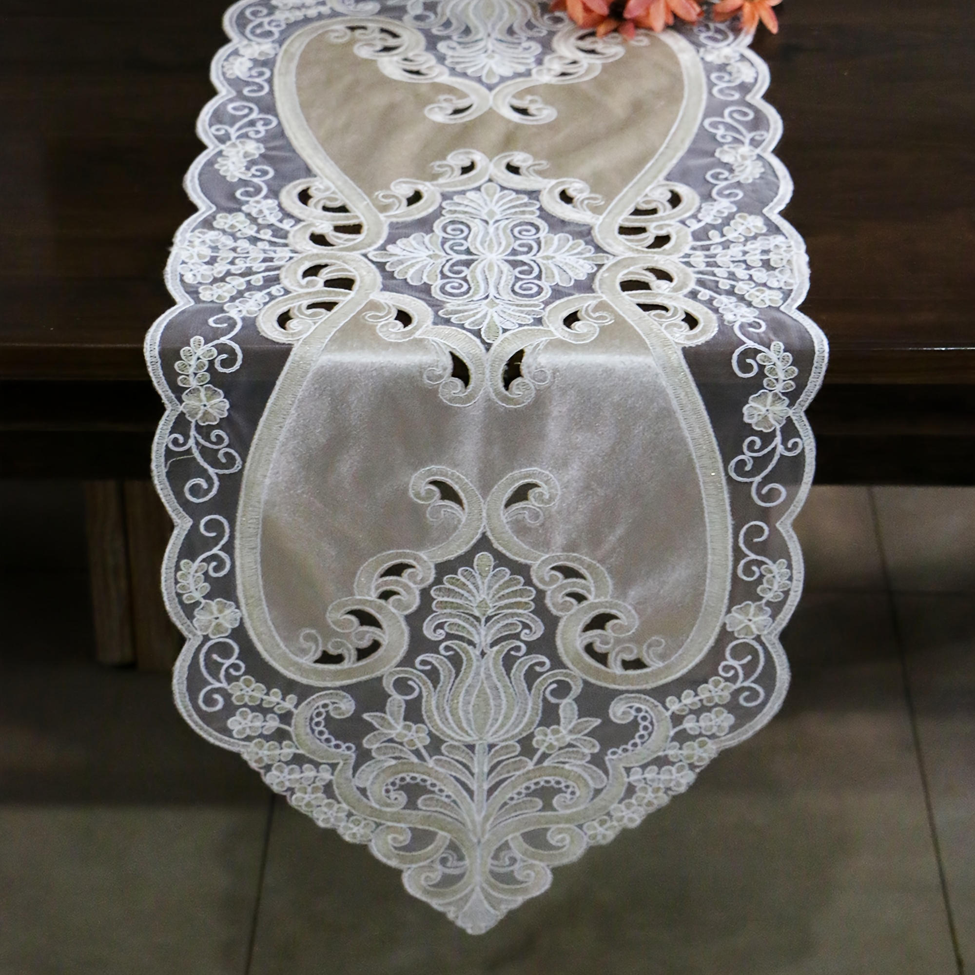 E-shop Eleganter beiger, exquisiter Tischläufer mit Blumenmuster - Flanell-Spitzen-Schneideprozess - Geeignet für Heimdekorationen wie Esstische,