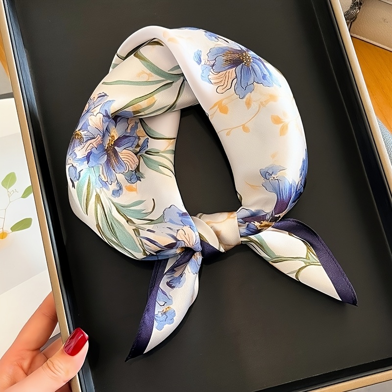 E-shop Ein neuer eleganter Damen-70cm Satin-Quadratschal in blauem Blumendesign, und vielseitig, mit einer glatten und weichen Textur, als Halsbinde,