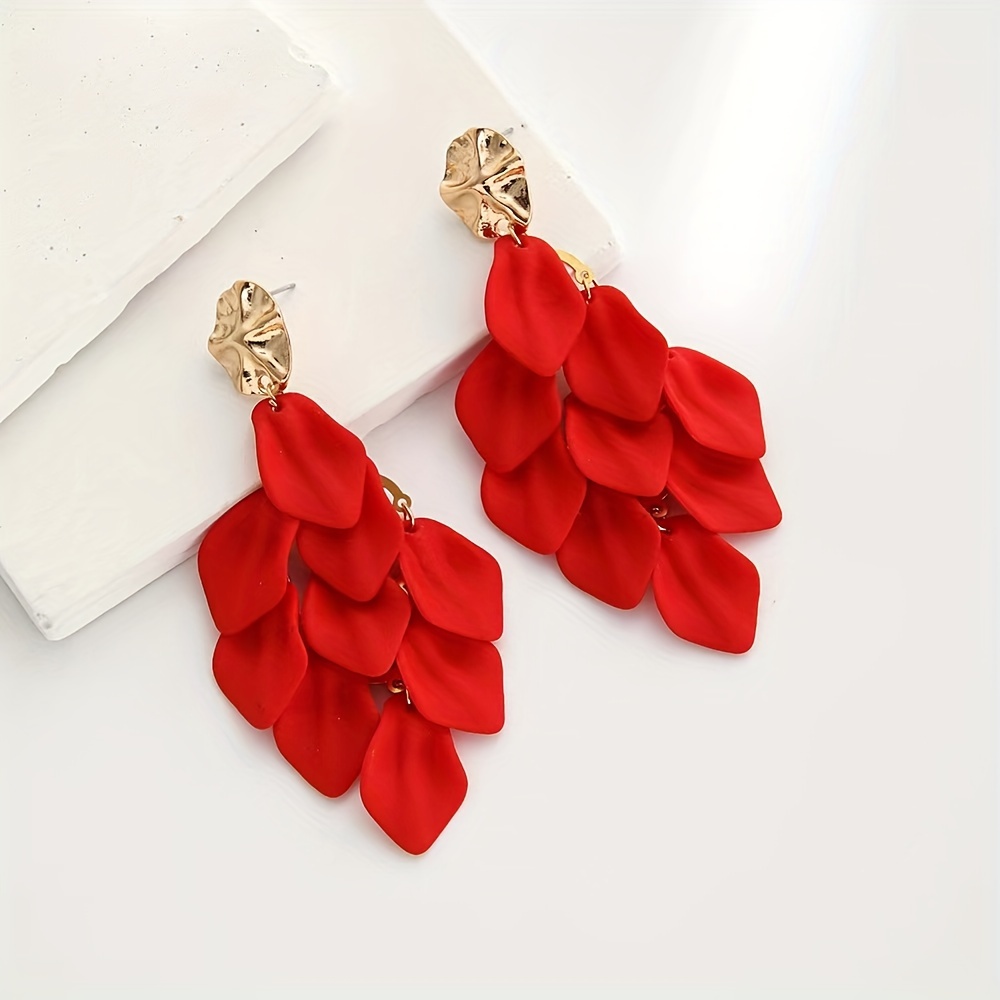 TEMU Une paire de boucles d'oreilles géométriques à pompons pétales de style vacances avec une esthétique exagérée, et soucieuse . D'inspiration