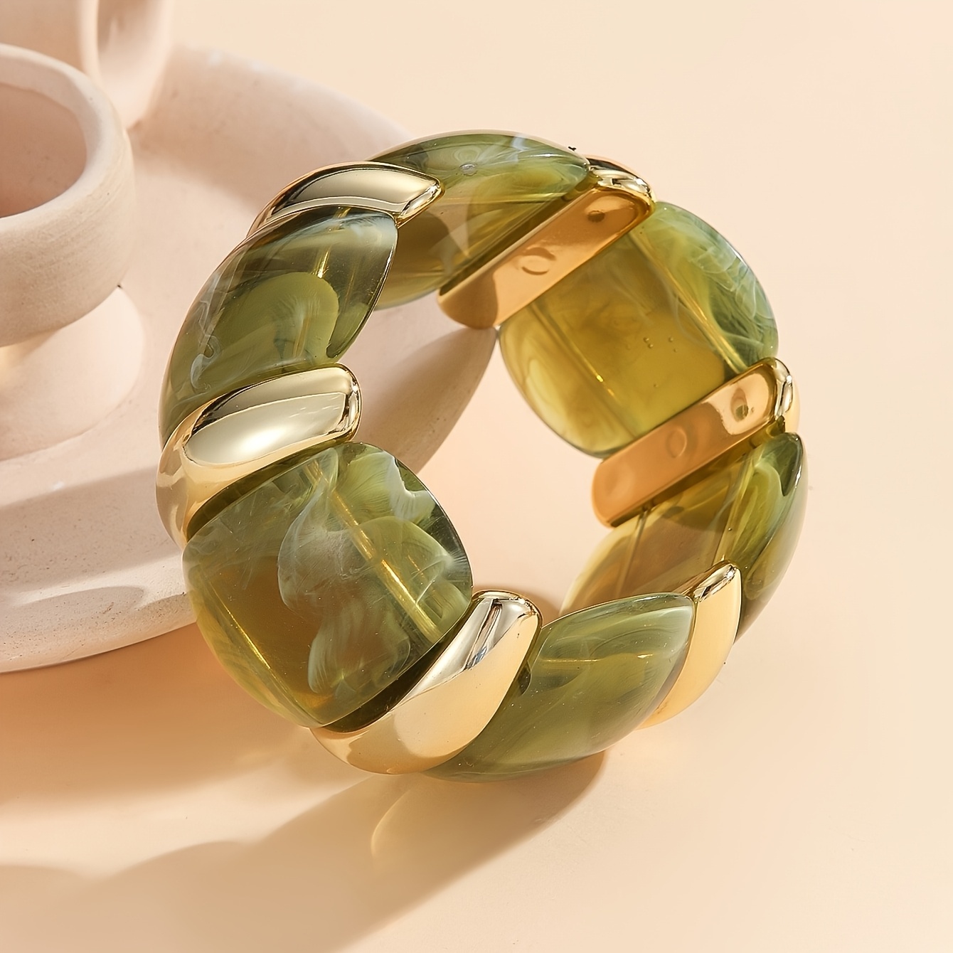 E-shop Verfügbar in vier trendigen Farboptionen: Dieses elastische Acryl-Armband mit breitem Band besteht aus kratzfestem langlebigem transparentem