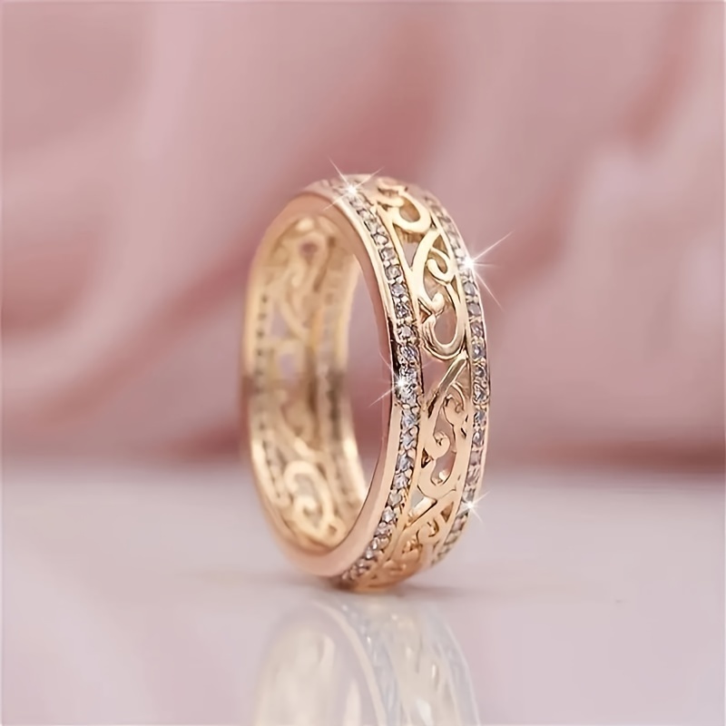 

Elegant Hollow Pattern Ring With Sparkling Rhinestones - Perfect Valentine's Day Gift For Her, Luxurious Copper Band For Casual Attire