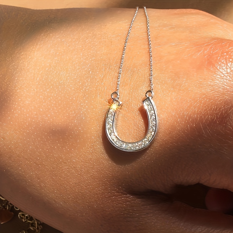 Image of A Stylish And Minimalist Horseshoe-shaped Zirconia Pendant Necklace, Perfect For Women To Wear At Parties, Vacations, Or Casual , Making It An Ideal Gift For , Family, Or