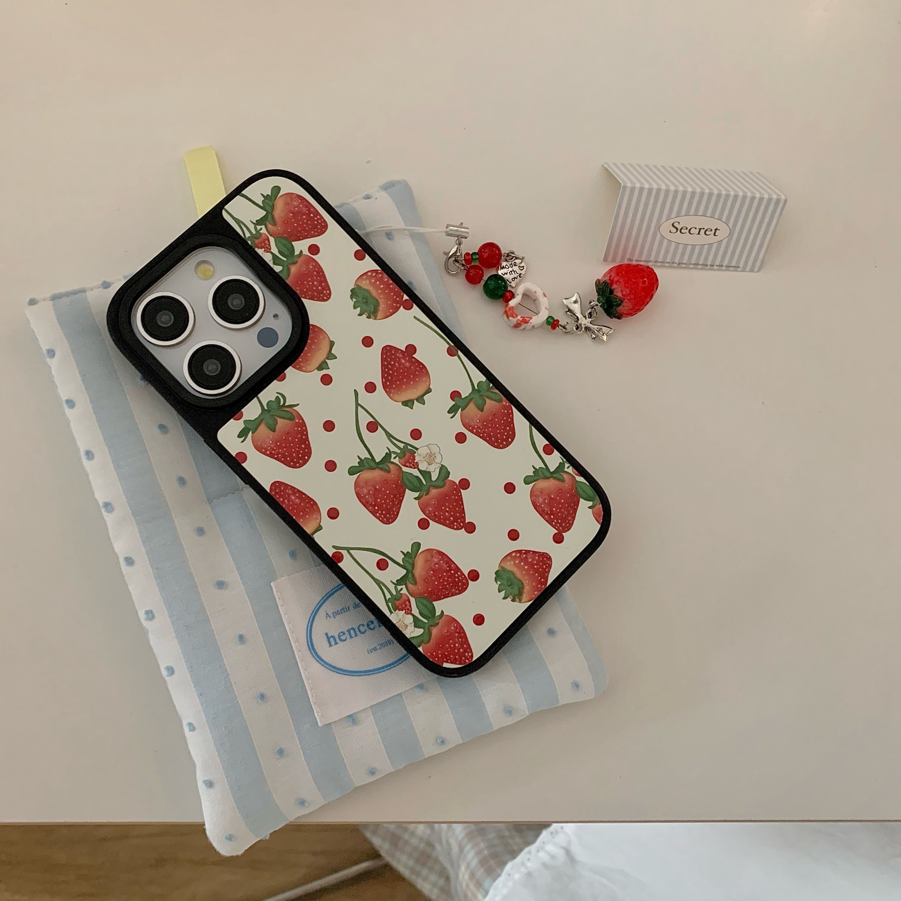 

Cartoon Strawberry Design Tpu Case With Wrist Chain For Iphone 12/13/14/15 Pro Max - Cute Durable Protective Cover With Hand Strap