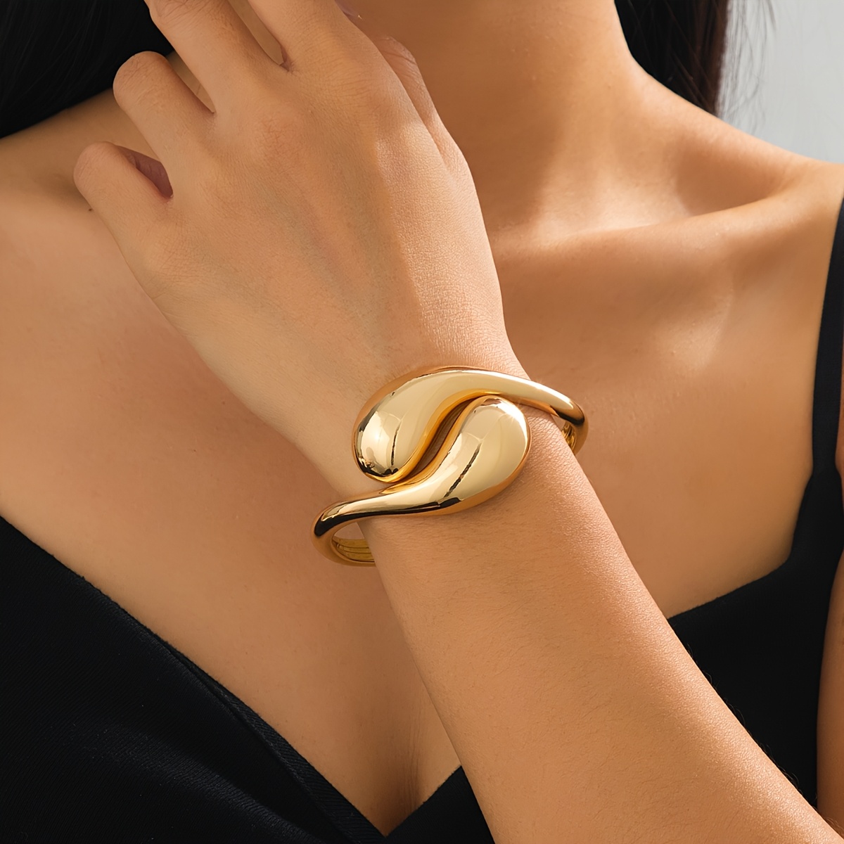 Stylish Open Spring Bracelet for Women, Perfect for Summer Gatherings