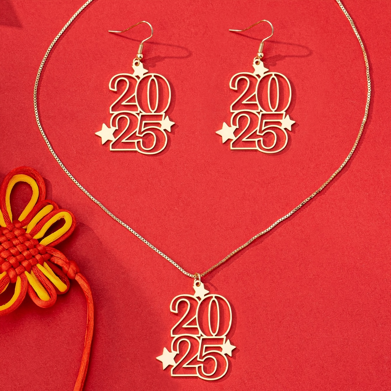 

A 3pcs Women's Jewelry Set Featuring A With The Year 2025, Including Unique Earrings And A Necklace, Holiday Wear And Gifting, Comes Without A Box.