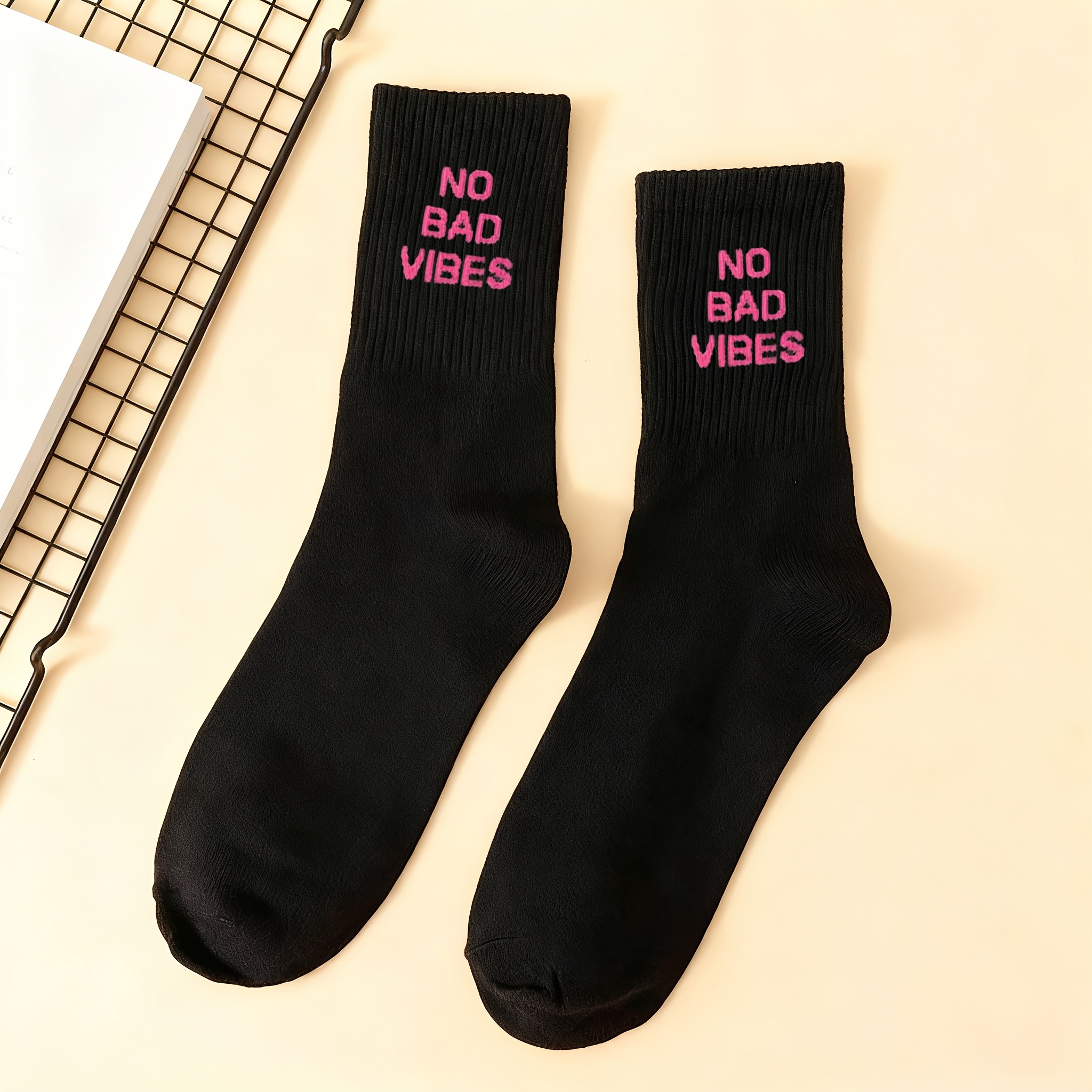 E-shop VIBES" Gedruckte schwarze Mid-Calf Socken 1 Paar - Trendige Streetwear Socken für Damen & Herren, Bequeme Freizeitsocken für den täglichen
