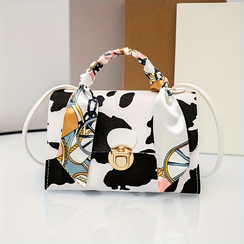 Bolso Bandolera de Estampado de Vaca para Mujer con Asa Ajustable en Forma de Pañuelo - Bolso Ligero en /Blanco/Azul con Patrón Animal, Cierre Dorado y Correa Desmontable para Atuendos Casuales o Formales, Accesorio de Moda Versátil | Construcción Elegante sin Forro