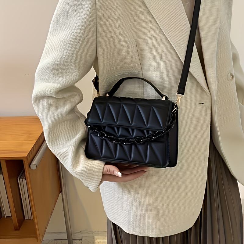 Bolso de hombro elegante para mujer, con forro de cuero, cierre magnético, correa ajustable y detalles de cadena. Ideal para salidas informales y viajes seguros. Tamaño compacto, 3 colores disponibles. Bolso de hombro casual con diseño de forro. Bolso de hombro duradero, pequeño.