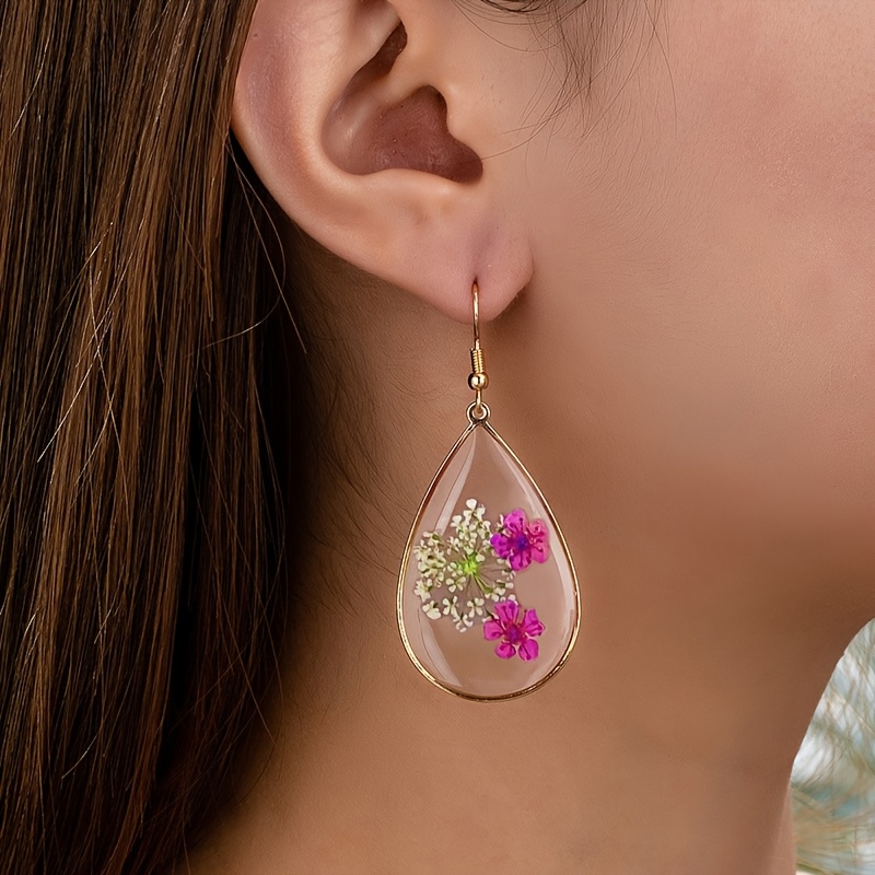 

A Pair Of -style Resin Water Drop Earrings With Dried - The Size And Color Of The Flowers Are Random.