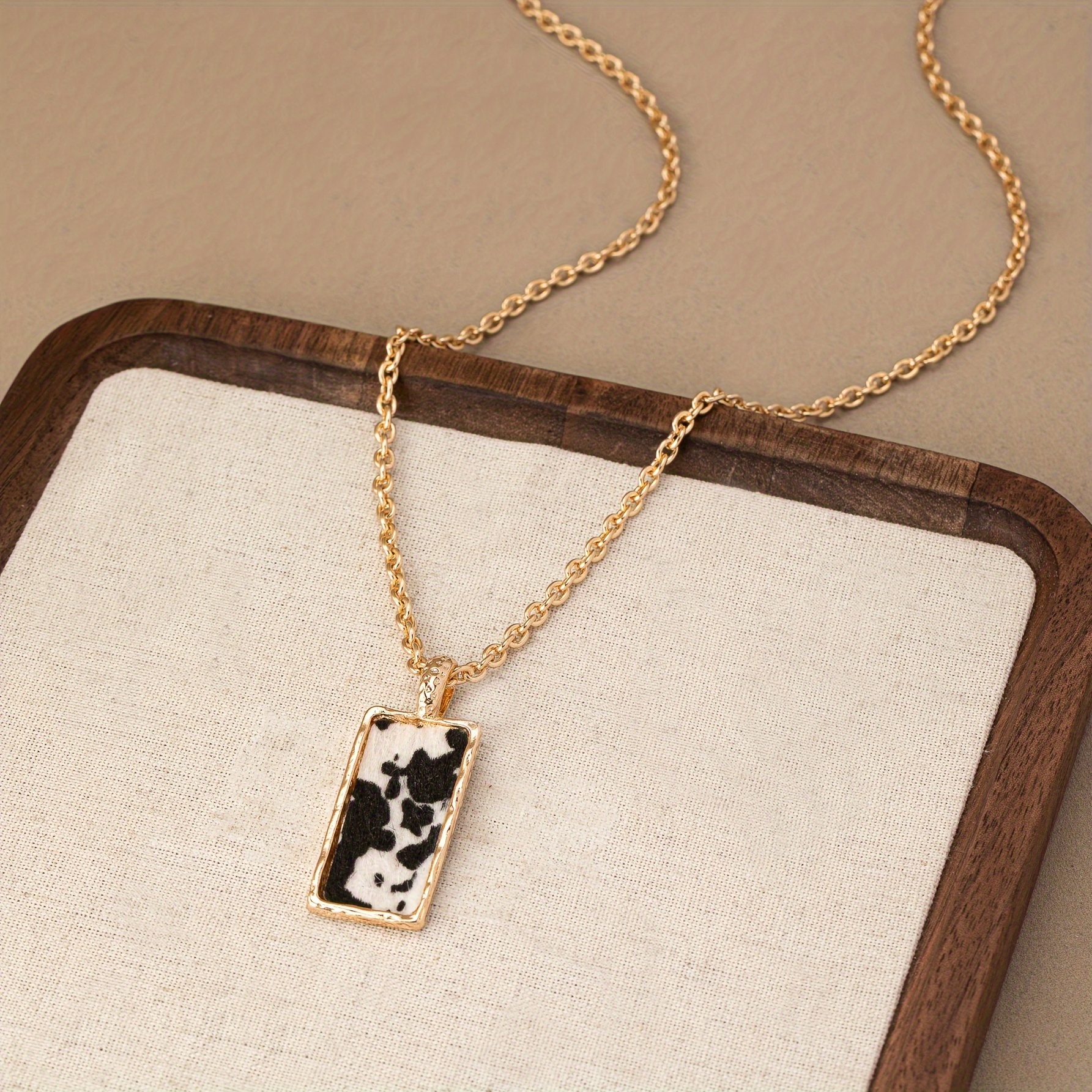 TEMU Un collier avec pendentif carré facile et élégant, avec un motif imprimé vache et léopard, parfait pour les tenues d'automne et d'hiver et à .