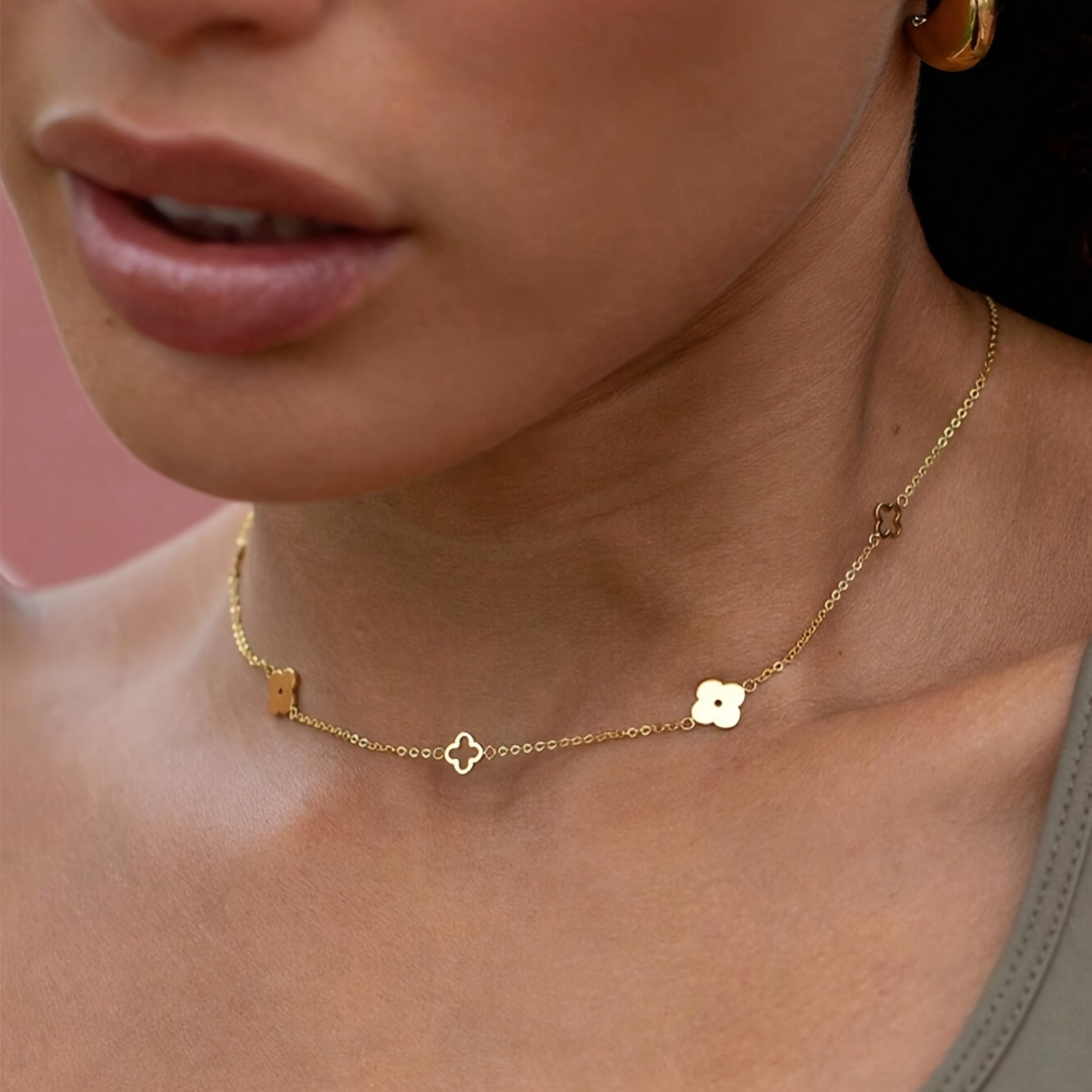E-shop Eine stilvolle und elegante 18K vergoldenete Edelstahl-Halskette für Damen, mit einem , hohlen Blumendesign. Sie ist wasserdicht und farbecht,