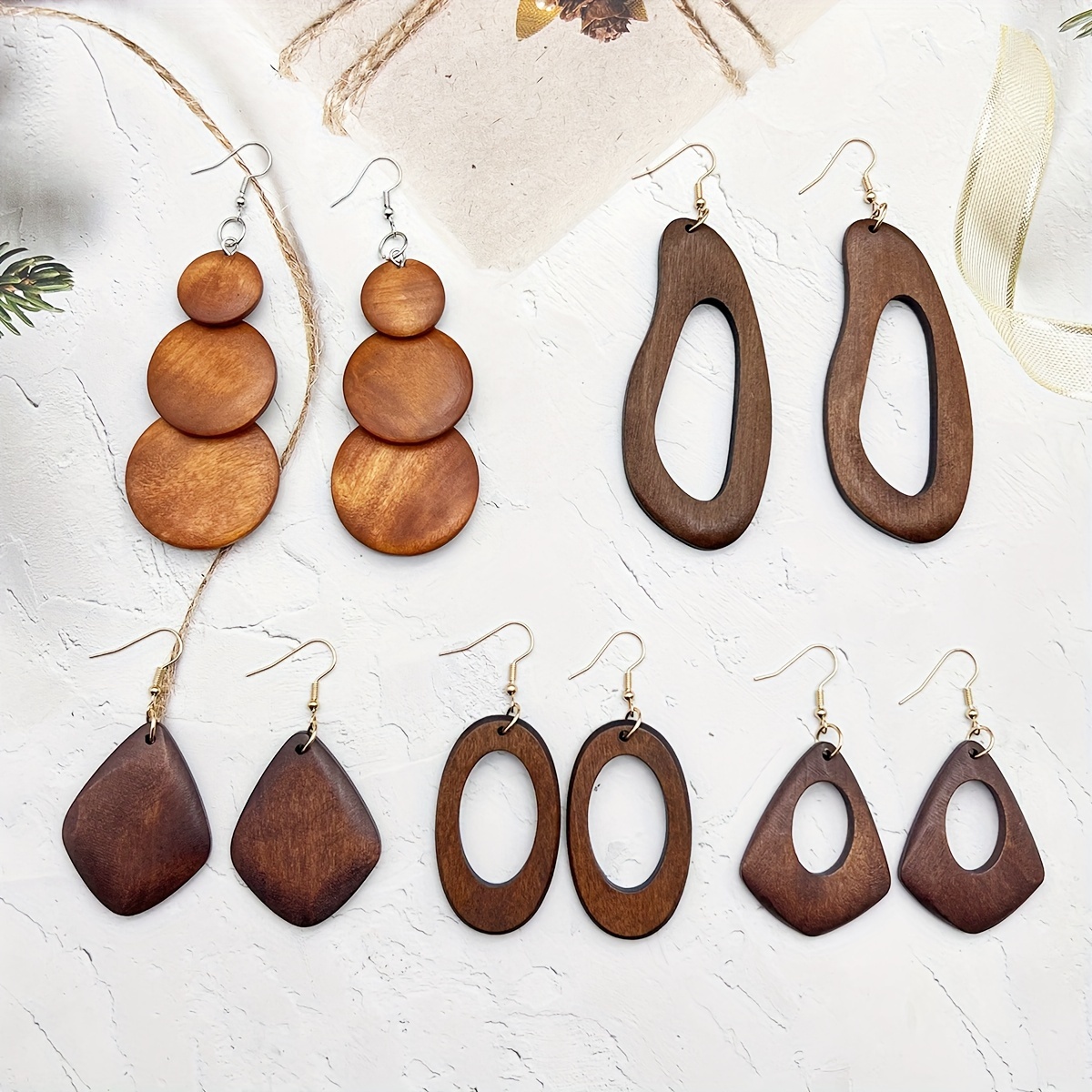 

Un ensemble de 5 élégantes boucles d'oreilles pendantes en bois , style bohème polyvalent pour les vacances, boucles d'oreilles en bois géométriques exagérées .