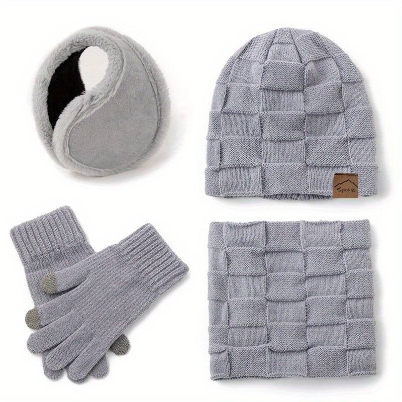 Ensemble d'hiver économique comprenant un bonnet de sport en maille à lettres en similicuir, un cache-cou, des gants et des protège-oreilles. Un ensemble mixte élégant de bonnet en maille et de protège-oreilles, parfait pour l'hiver. Cet ensemble chaud polyvalent est essentiel pour les activités de plein air.